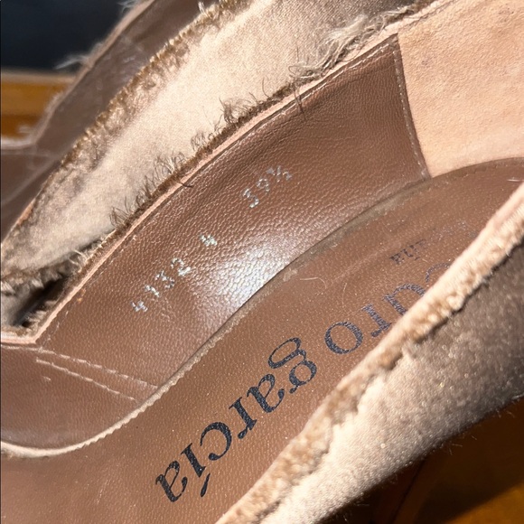 Pedro Garcia Crystal Satin Black and Tan Peep-Toe Heels w/Velvet Bows - Sz. 39.5 - Picture 5 of 9